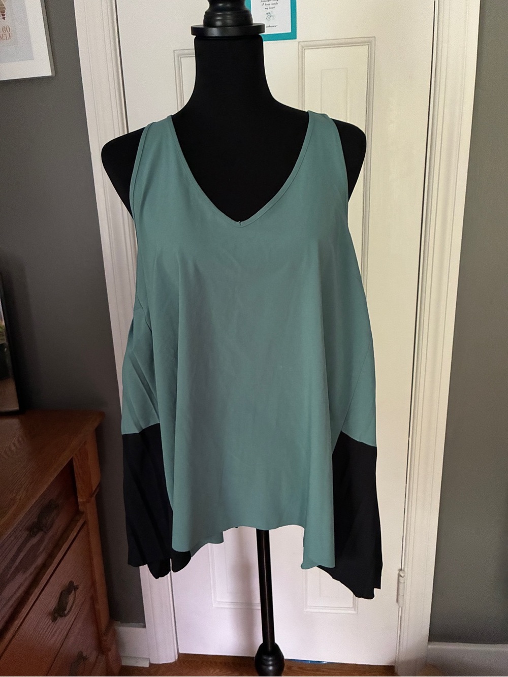 Athleta Seafoam Green and Black V-Neck Colorblock Tank
Slight tear in front of V